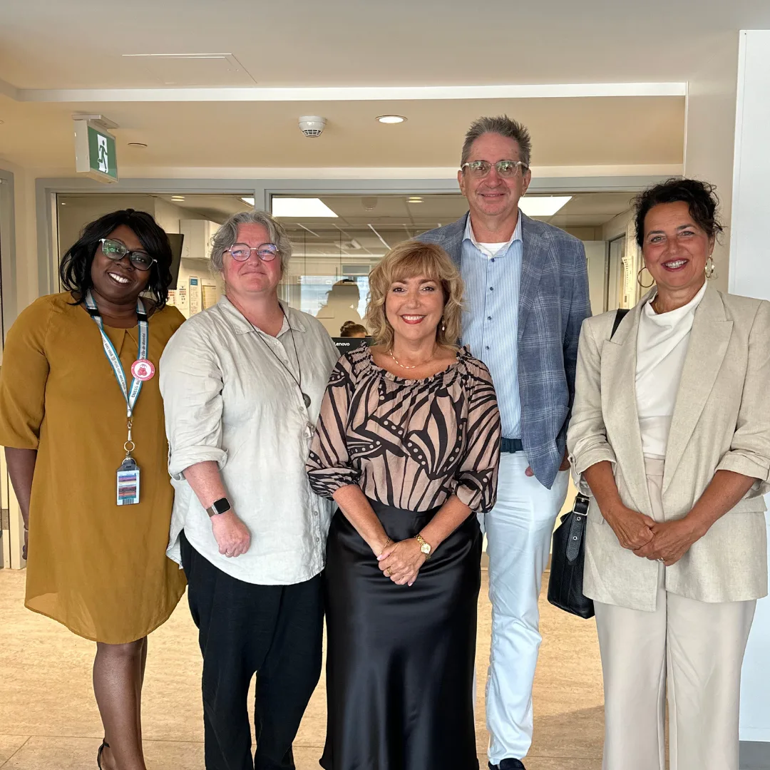 Vicky Kaseka, Directrice des programmes santé mentale et dépendance (CIUSSS du Centre-Sud-de-l'Île-de-Montréal), Géraldine Habif, Cheffe de l’Unité de vie en santé mentale (CIUSSS du Centre-Sud-de-l'Île-de-Montréal), Valérie Duchesne-Carle, Directrice générale de la Fondation Santé Urbaine, Rémi Racine, Président et chef de la direction de Behaviour Interactif, et Isabelle Matte, Présidente-directrice générale du CIUSSS du Centre-Sud-de-l'Île-de-Montréal.