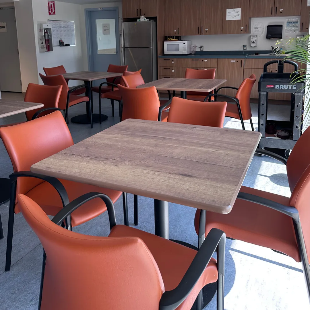 Des locaux réaménagés avec du mobilier de qualité.