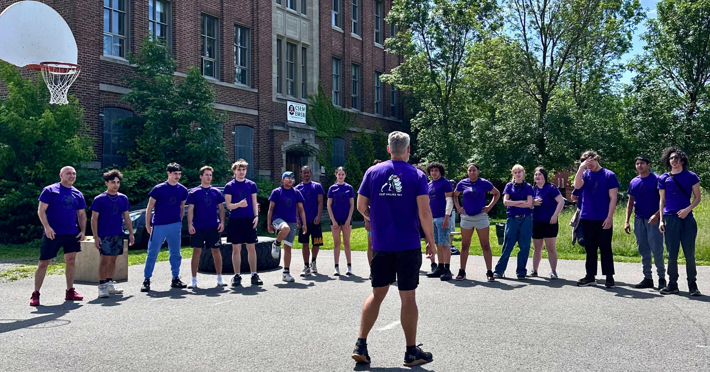 Des jeunes vulnérables se rassemblent pour des séances d’entraînement de haute intensité, encadrées par un entraîneur.